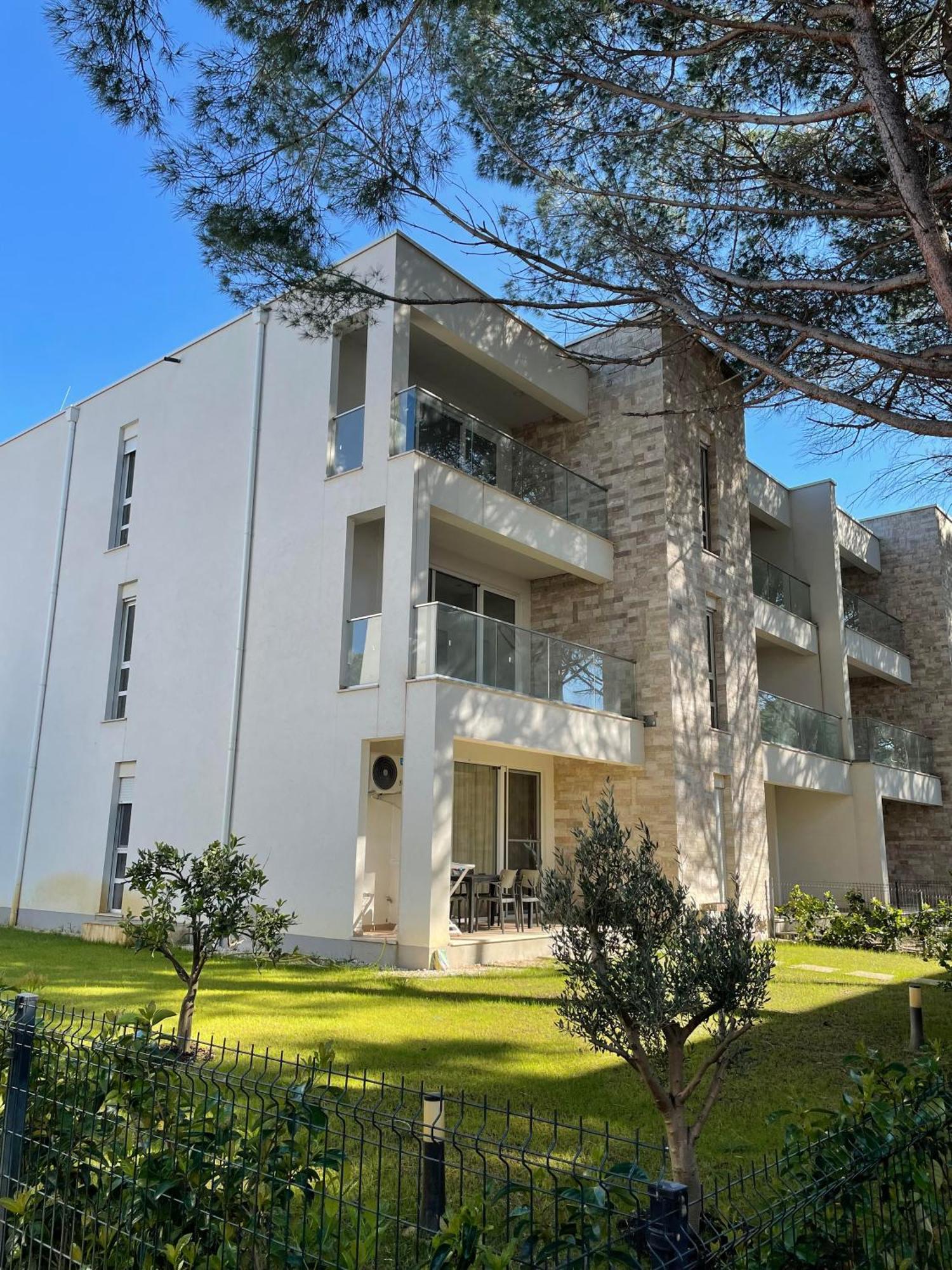 M&E Premium Apartments - San Pietro ドゥラス エクステリア 写真